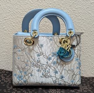 White and blue bag with embroidery "Searching plum blossoms walking in the snow"